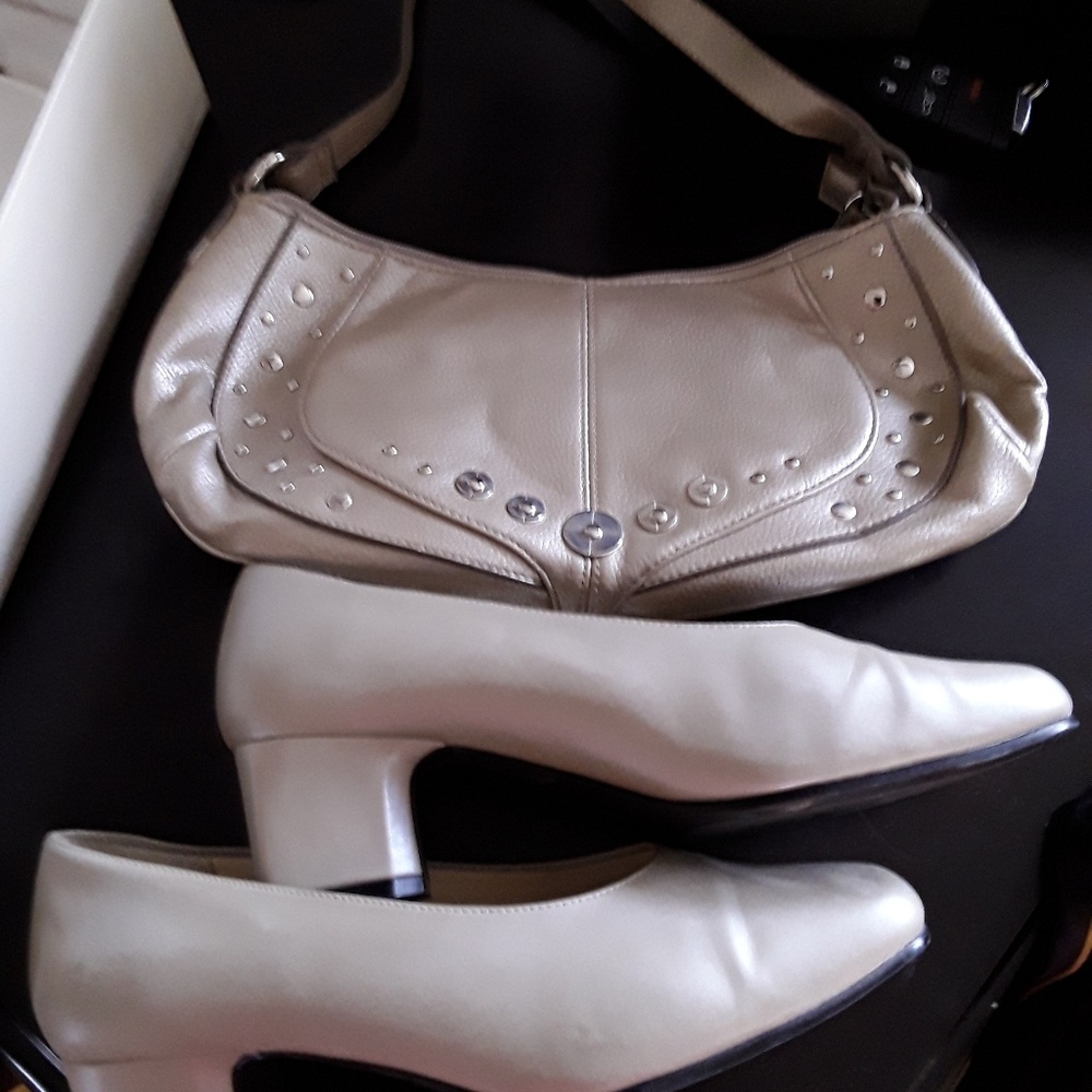 Shoes 8.5 wide and matching purse